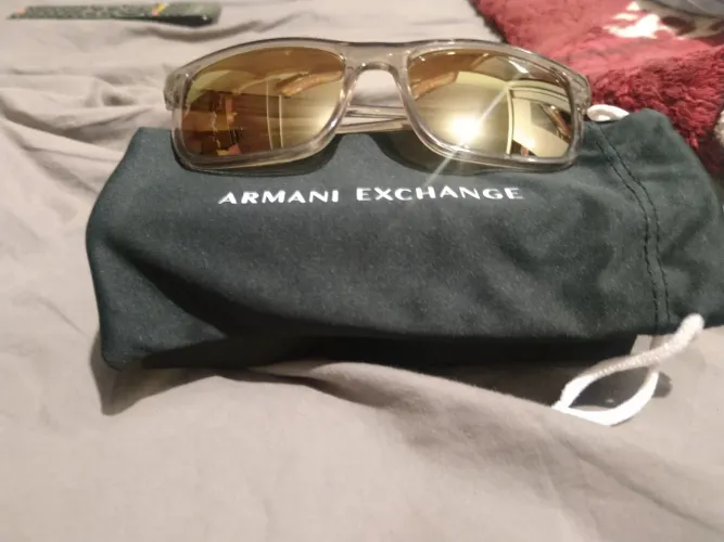 Óculos de sol novo na caixa perfeito estado!