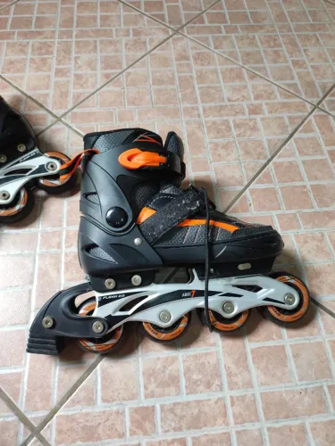 Patins preto e laranja 32-35