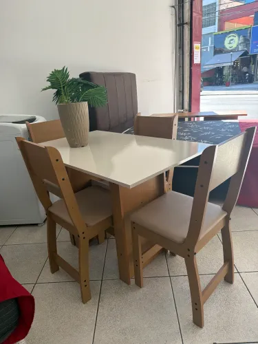 Mesa para 4 lugares 1 mês de uso apenas