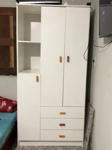 Vendo guarda roupa e berço com colchão