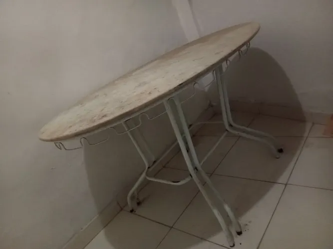 Mesa de Mármore com base de metal