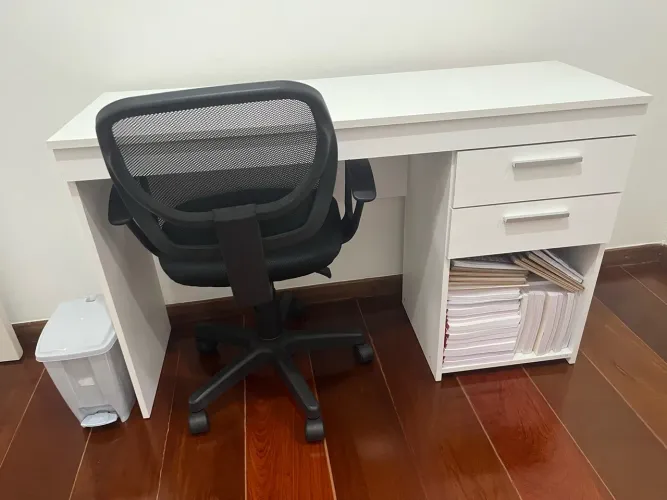Mesa Office Branca + cadeira com rodinha e descanso de braço.