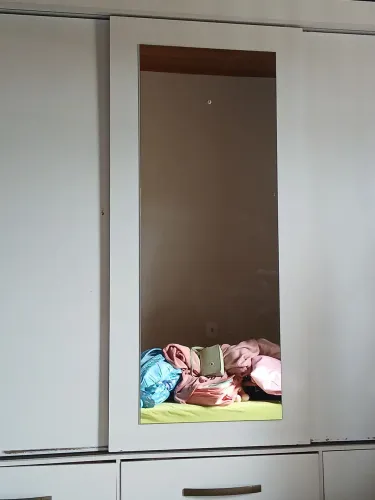 Espelho na porta do guarda roupa