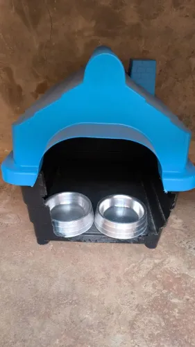 Vendo casinha de cachorro com comedor e bebedor de agua