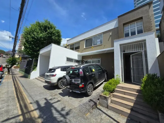 INBOX CIA IMOBILIÁRIA ALUGA ESTA BELA CASA COMERCIAL COM 308M² E DUAS VAGAS DE ESTACIONAME