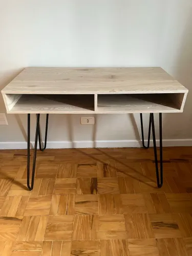 Escrivaninha de madeira e pés de metal