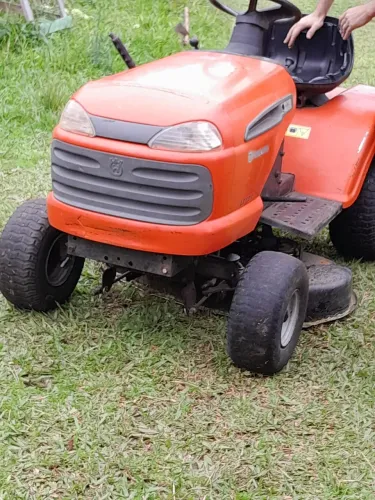 Trator cortador de grama husquvarnia lt131 