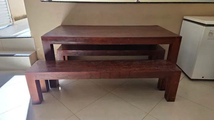 Mesa em madeira maciça