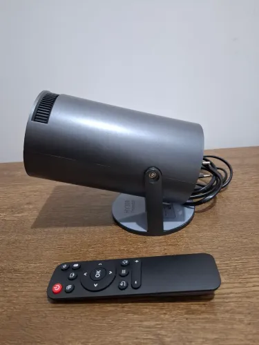 Retroprojetor novo, com controle remoto.