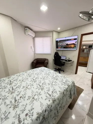 Apartamento climatizado com 1 quarto com suite, tv, wifi e jogo de cama completo.