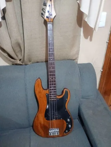 Vende-se Baixo 4 Cordas Samick LB11 (90's)