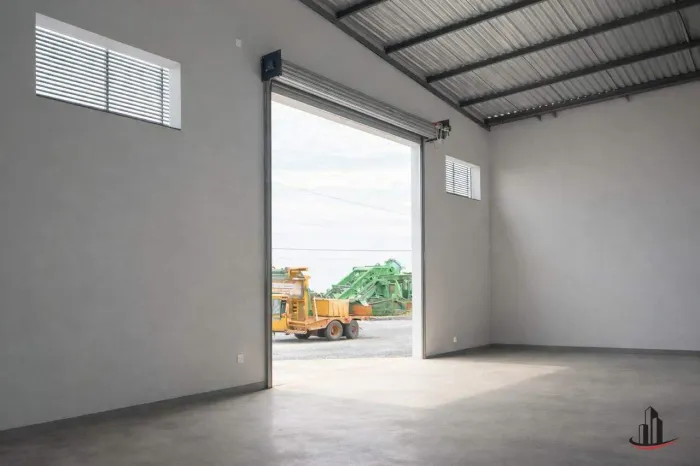 Galpão Comercial Em ótima Localização, Amplo, Novo, Mesanine, 2 banheiros, 1 cozinha, 2 es