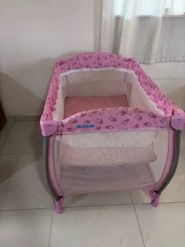 Berço Portátil Burigotto New Aconchego Chiqueiro Cerca Bebê Cor Rosa