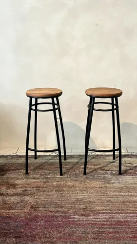 Conjunto com 2 banquetas de aço e madeira - 75cm