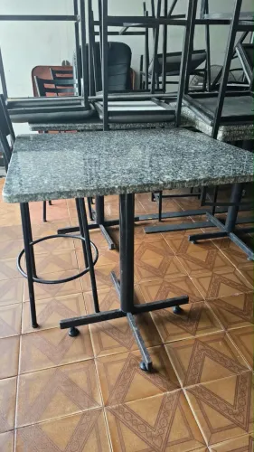 Vendo conjunto mesa e cadeira