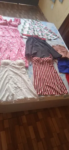 Vestidos, saias e blusas.