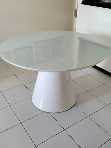 Linda Mesa laqueada. + 4 cadeiras com braços 