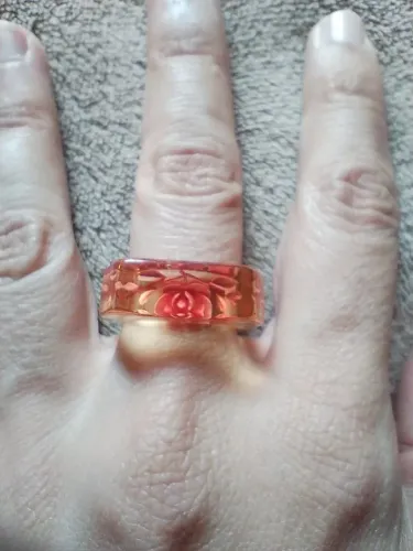 Anel de acrílico com desenho de rosa, sem uso! Tam. 19.