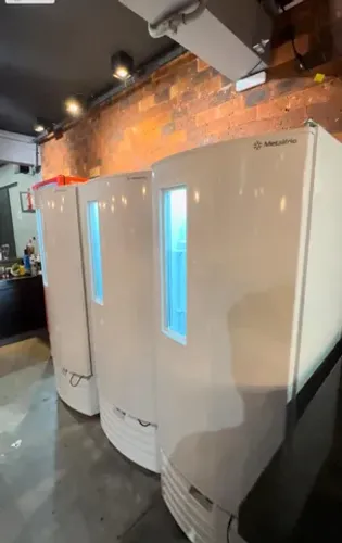 Freezer vertical metal frio 547L.