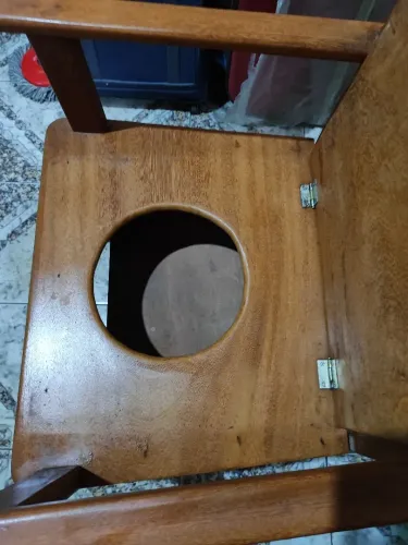 Vendendo cadeira com orifício - Sem uso.