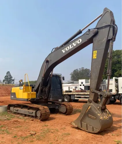 Escavadeira Volvo EC 200D ano 2022 com 5000 horas, em SP
