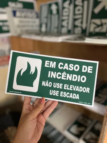 Placa de Sinalização Fotoluminescente: EM CASO DE INCÊNDIO
