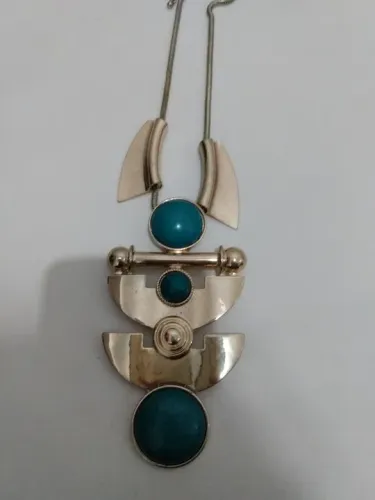 Colar dourado com pedras turquesa