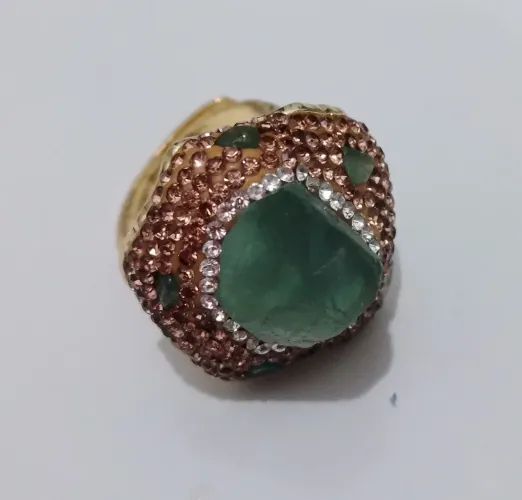 Anel com fluorita verde. Centro RJ. 