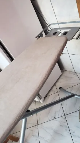 Tabua de passar roupas em aço com rodinhas para transportar.