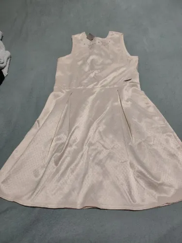 Vestido na cor  bege para menina