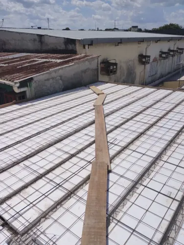 Fundação em concreto armado com ferragens