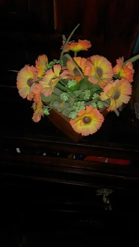 Lindo arranjo de flores artificiais