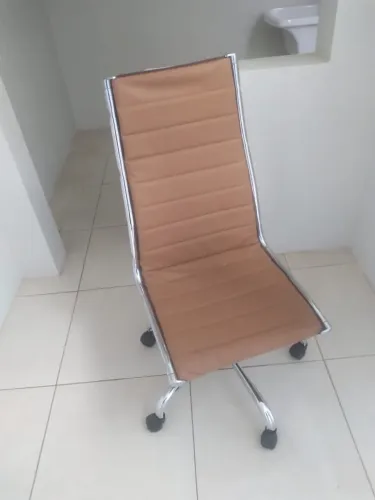 Cadeira de escritório com design moderno