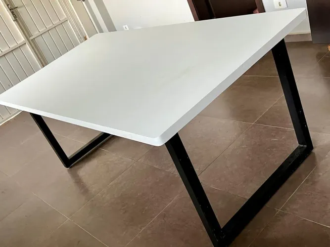 Mesa MDF  Branca com Pé em ferro metalon Pretas - Moderna e Elegante