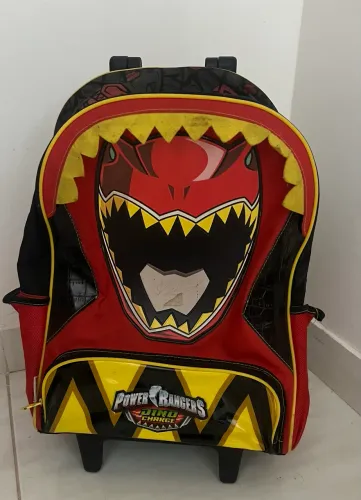 uma mochila de rodinhas do Power Rangers Dino Charge