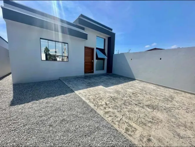 Casa padrão à venda em Santa Regina, Camboriú: 3 dormitórios, churrasqueira e piscina