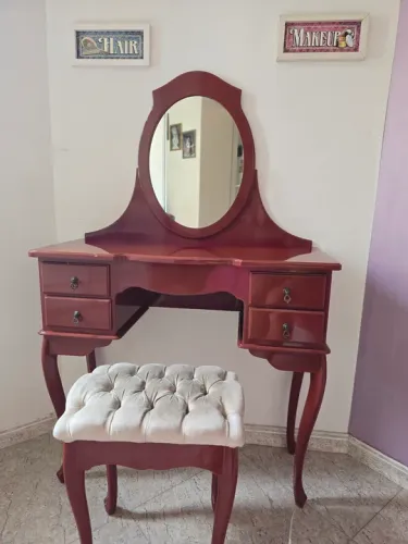 Penteadeira retro com espelho e banqueta, na cor bordô laqueada