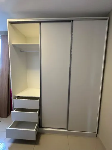 Guarda-Roupa Moderno com 3 Portas de Correr