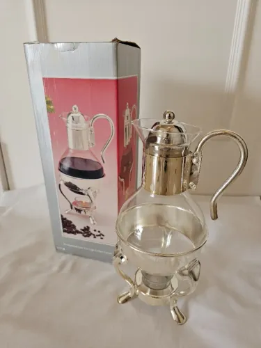 Cafeteira de vidro e prata aquecível
