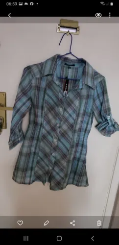 Blusa nova, xadrez delicado em crepe