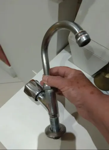 Torneira de Bancada com bica Móvel (Desapego)