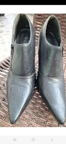 Bota de Couro Preta tamanho 33/34
