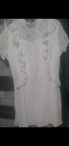 Vestido Branco de Renda com Detalhes