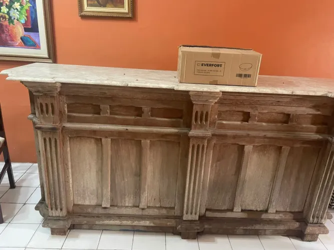 Bar balcão em madeira e tampo de mármore