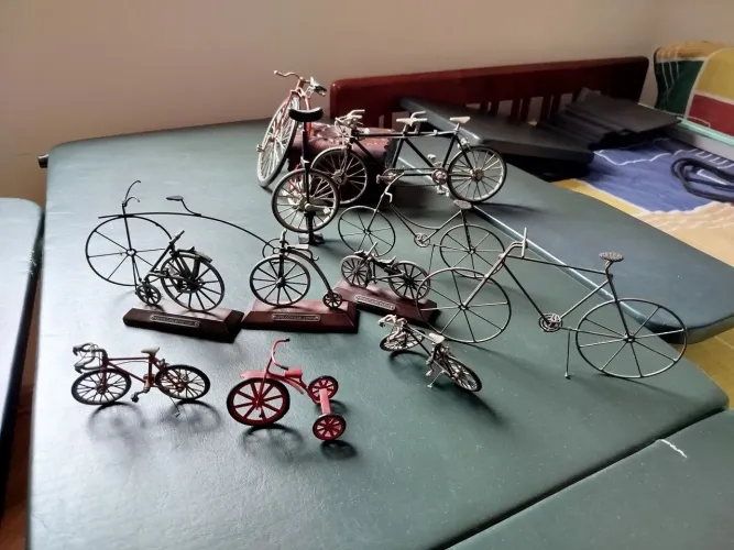Coleção de miniaturas de bicicletas antigas