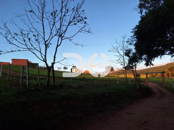 Sítio à venda em São Thomé das Letras, Sobradinho, com 3 suítes, com 49000 m²