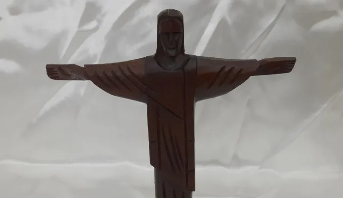 ESCULTURA CRISTO REDENTOR ESTATUETA JESUS MADEIRA DE LEI ARTE DECORAÇÃO CENTRO DE MESA.