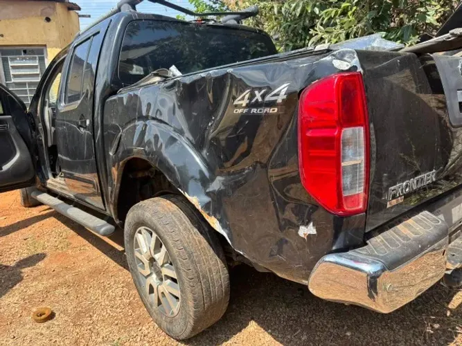 Sucata Nissan Frontier 2.5 4x4 190cv automática 2014 - Venda de Peças