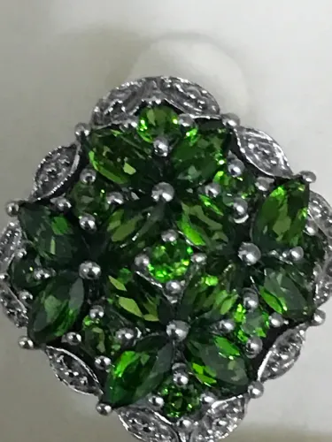 Belíssimo Anel em prata com zircônia verde!