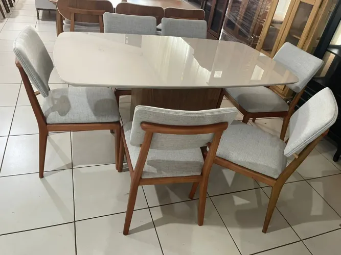Mesa de jantar com tampo de vidro e 6 cadeiras estofadas